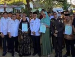 Bupati Konsel H. Surunuddin Dangga Menyerahkan 50 Sertifikat Tanah Desa Opaasi Kec. Ranomeeto Barat