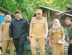 Bupati Konawe dan Ketua DPRD Konawe Serahkan Bantuan Kepada Korban Bencana Angin Puting Beliung di Soropia