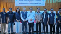 PT Ifishdeco Serahkan CSR Seragam Sekolah untuk 13 SD di Kecamatan Tinanggea