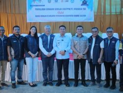 PT Ifishdeco Serahkan CSR Seragam Sekolah untuk 13 SD di Kecamatan Tinanggea